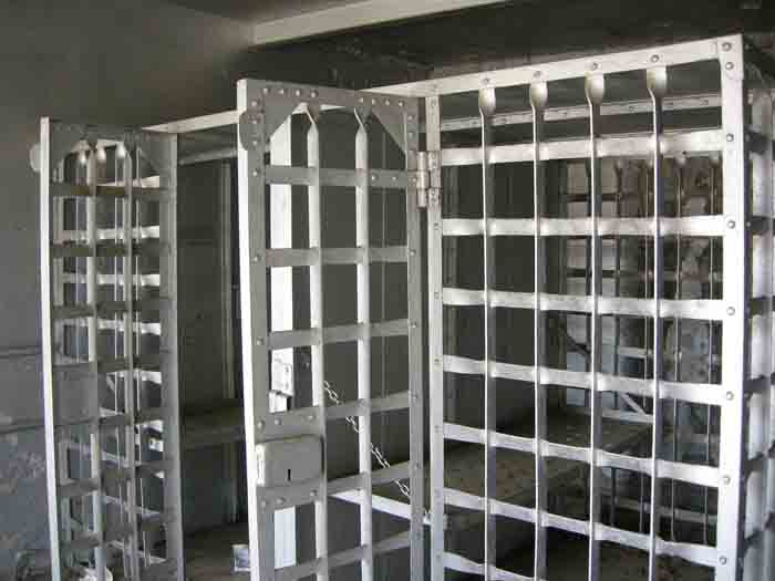 NextImg:LA Supervisors Move to Empty Out LA County Jails