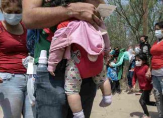 Watch traffickers, cartel thugs taunt officers at the wide open border
