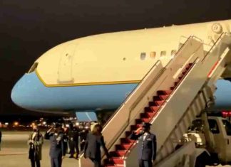 VP Harris Breaks Precedent by Failing to Salute Military While Boarding Air Force Two