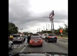 2 criminals start shooting in a traffic jam in broad daylight in Chicago