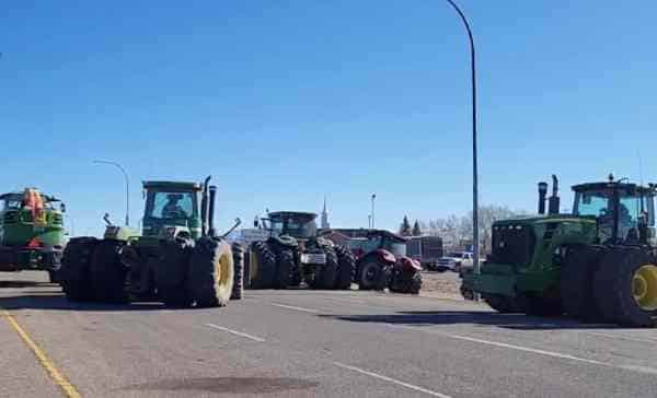 Alberta Premier Didn't End Mandates and the Border Blockade Is Back On