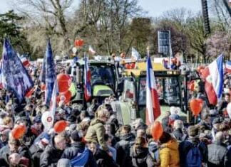 Police Use Water Cannons on 10K Dutch Farmers’ Protest, Military Block Roads