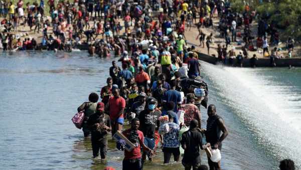 NextImg:Kari Lake: "This is a full-fledged INVASION of the United States of America"