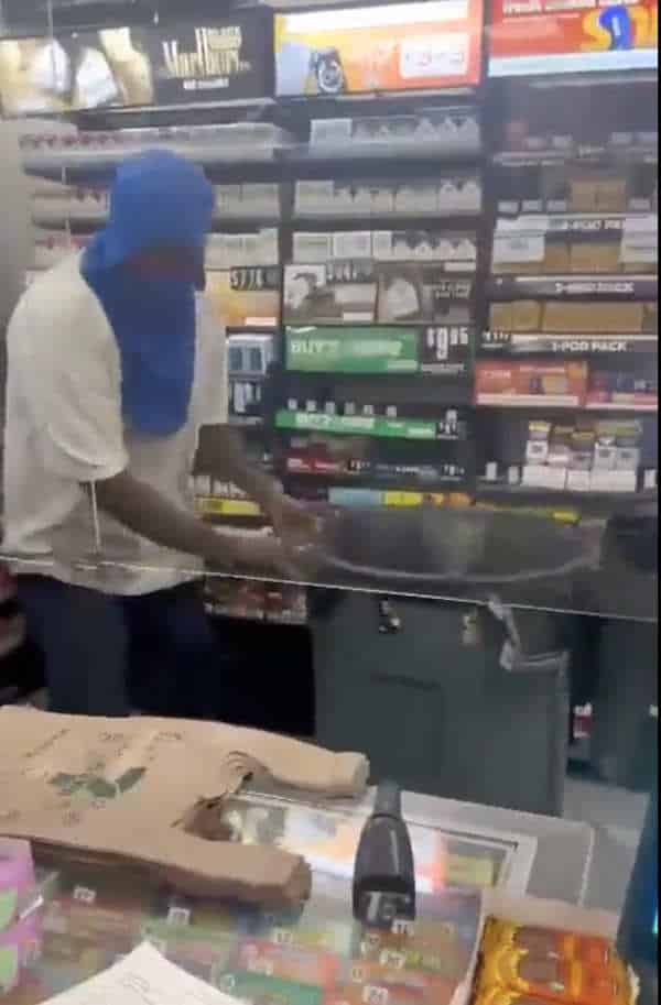 NextImg:Workers Who Stop a Thief with a Knife Are Under Investigation
