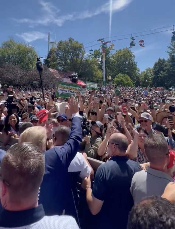 NextImg:Massive Crowd Greets Donald Trump in Iowa