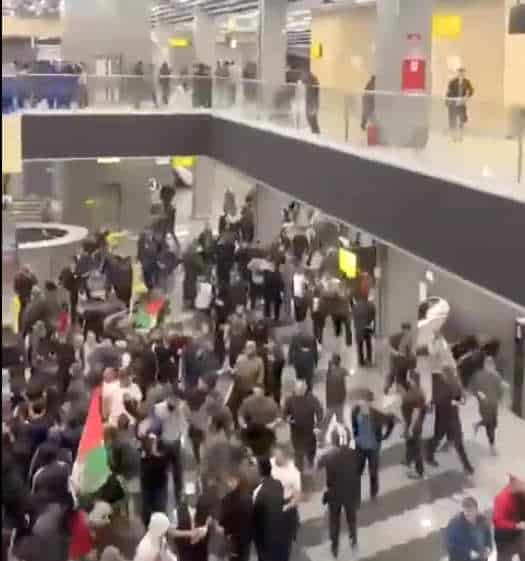 NextImg:Youth Threatening Murder of Jews Mob a Russian Airport