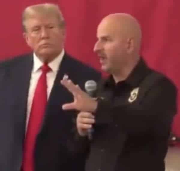 NextImg:Donald Trump Serves Thanksgiving Dinner to Border Patrol
