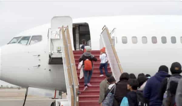 NextImg:Buses with Migrants Blocked in Chicago, Now Abbott Flies Them in