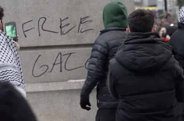 NextImg:Radicals Vandalize Abe Lincoln Statue in the Blue Hellhole of NYC