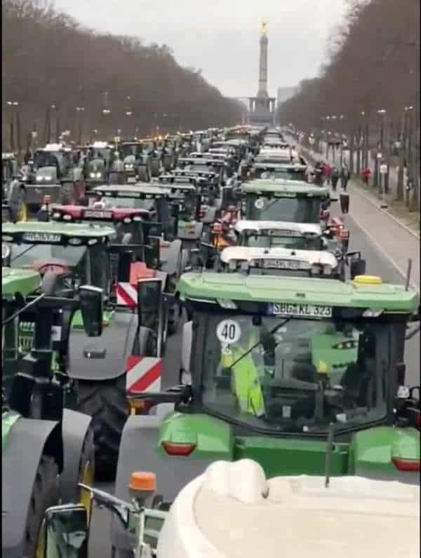 NextImg:Enraged German Farmers Descend on Berlin
