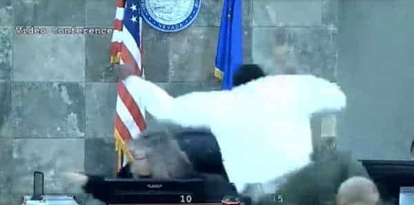 NextImg:Amazing Scene When a Criminal Lunges at a Judge
