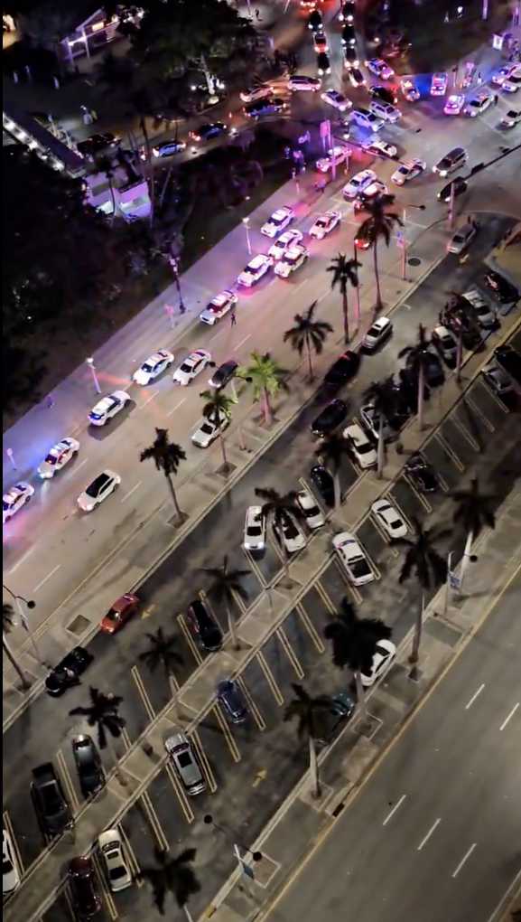 NextImg:Clown World Moment! Rumors of 10' Aliens in Miami