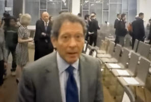 Illinois Gov. Pritzker’s Cousin Resigns as Hyatt CEO Over His Epstein Past