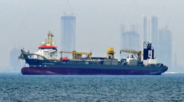 A Greek Tanker Has the “Guts” to Pass Through the Strait of Hormuz